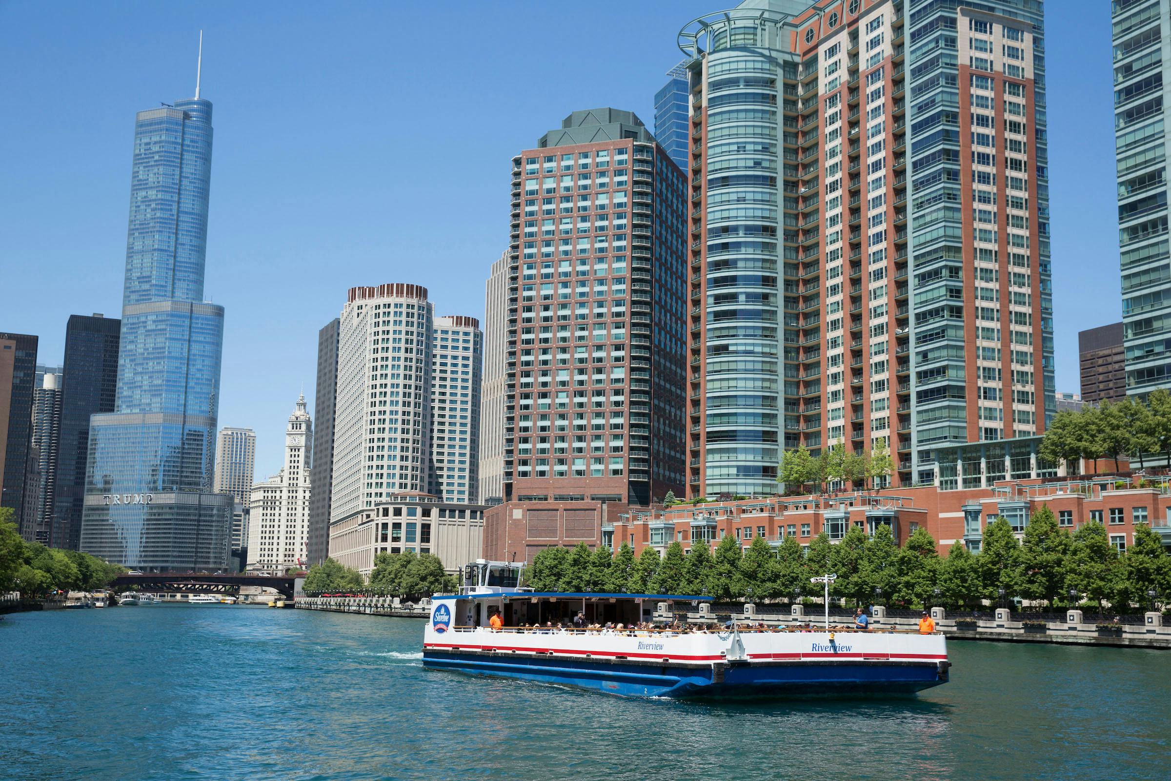 Cruzeiro arquitetônico no rio Chicago saindo do Navy Pier