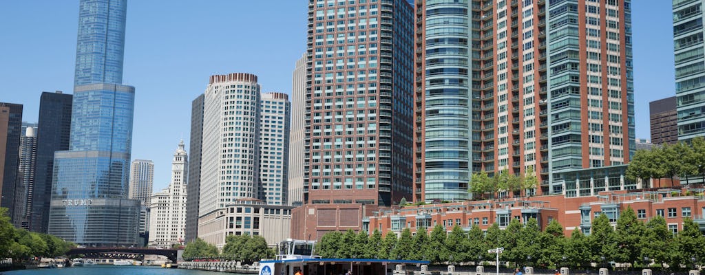 Cruzeiro arquitetônico no rio Chicago saindo do Navy Pier