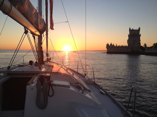 Cruzeiro ao pôr do sol ao longo do Rio Tejo em Lisboa