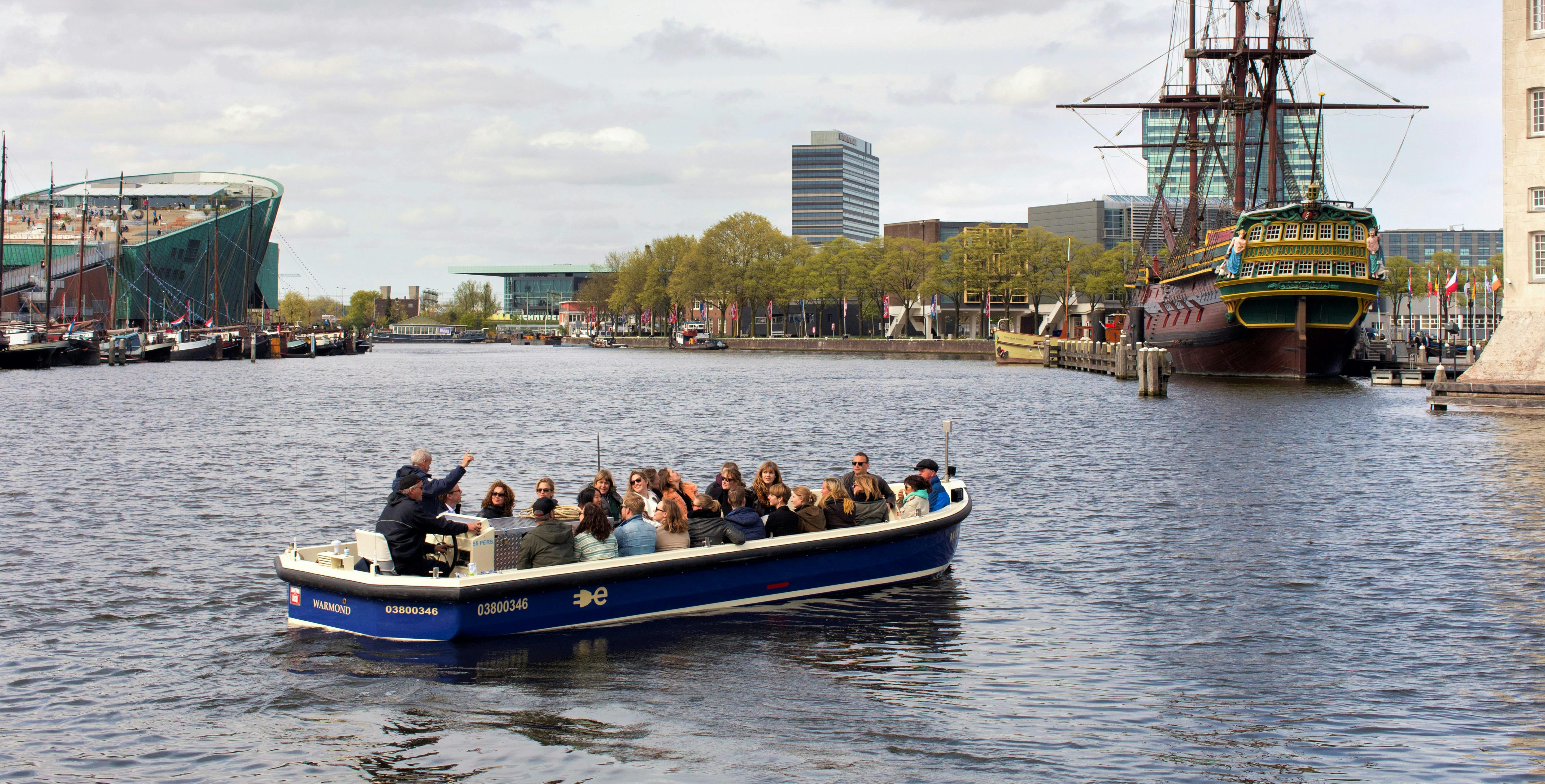 Cruzeiro pelos canais de Amsterdã em barco aberto