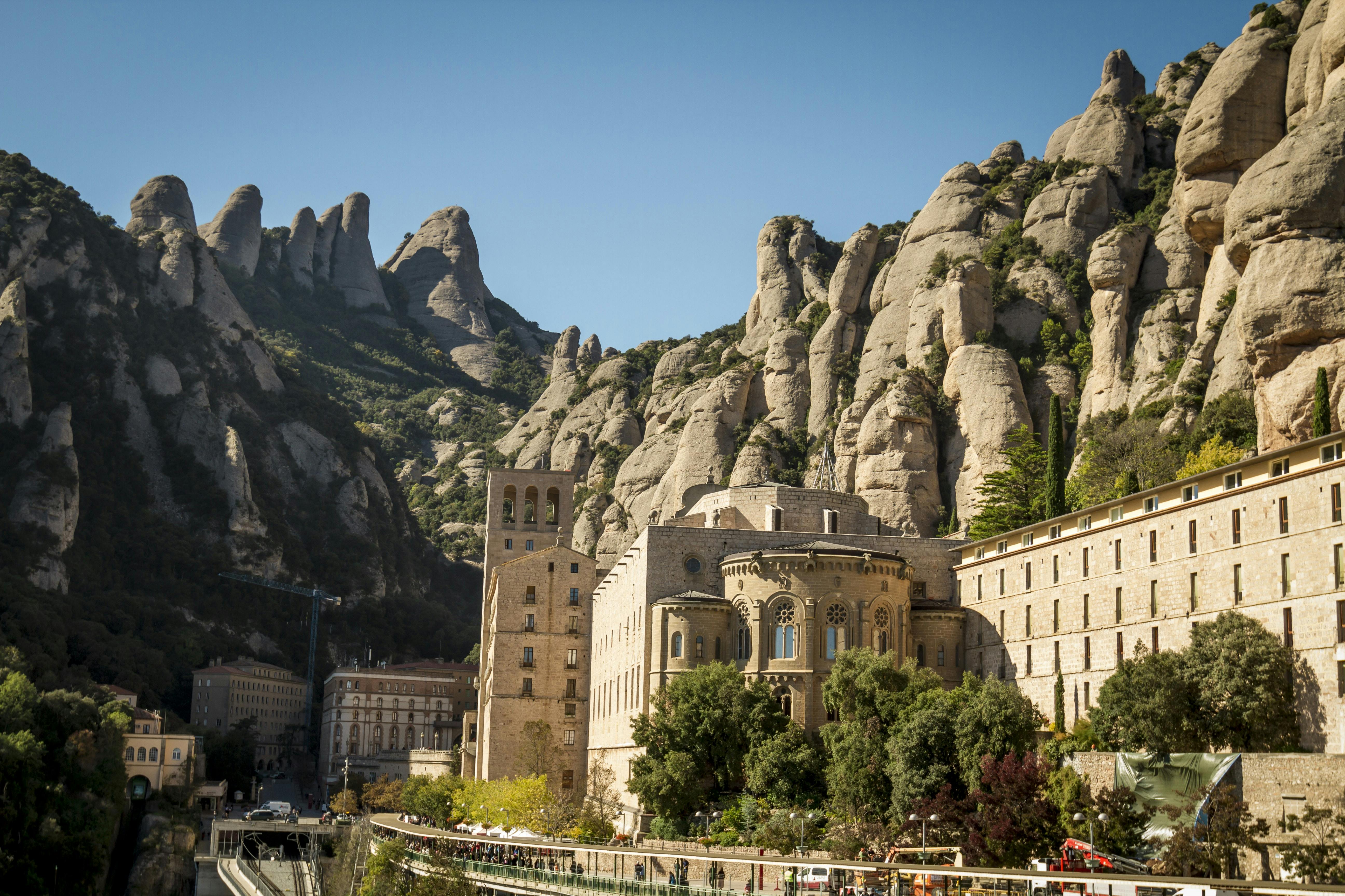 Visita guiada a Montserrat desde Barcelona con degustación de comida y vino