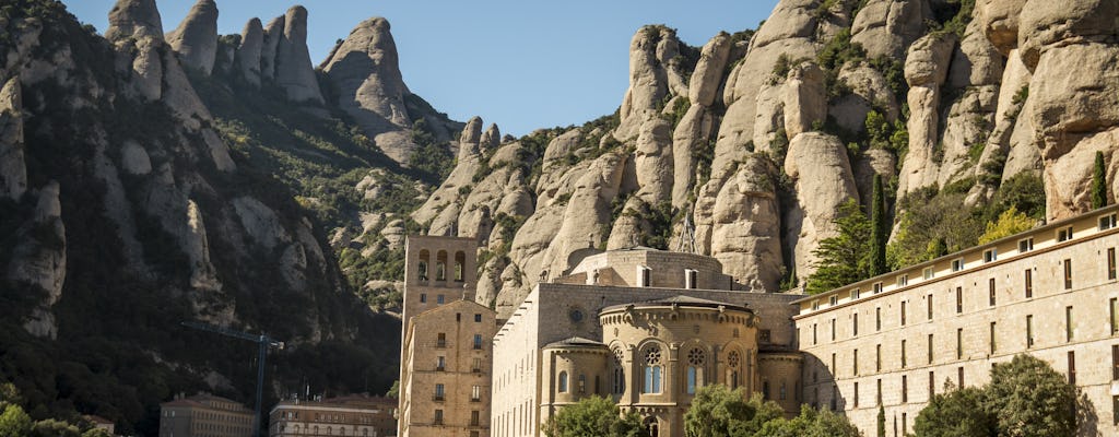 Visita guiada a Montserrat desde Barcelona con degustación de comida y vino