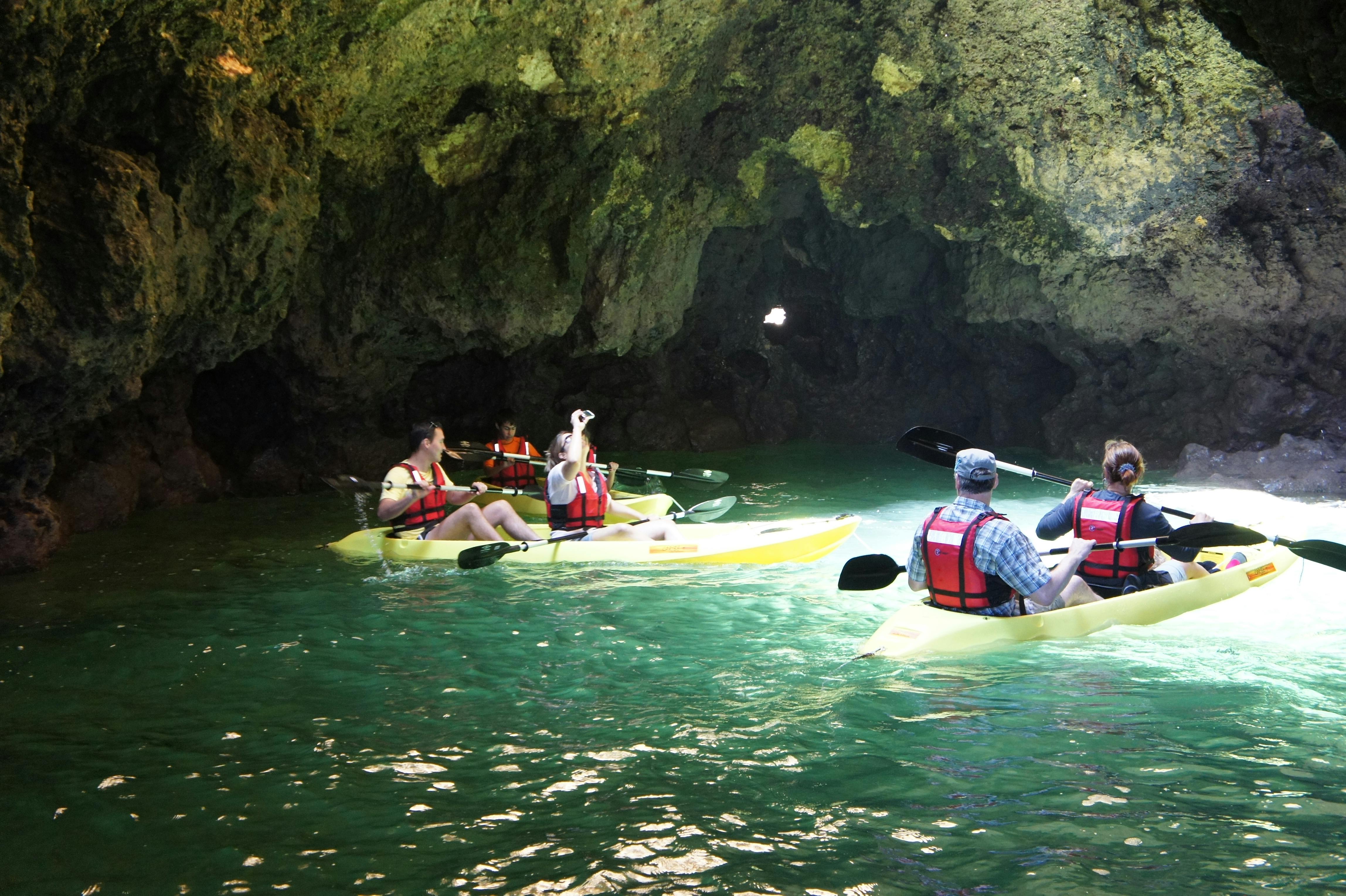 Crucero en kayak explorador de cuevas