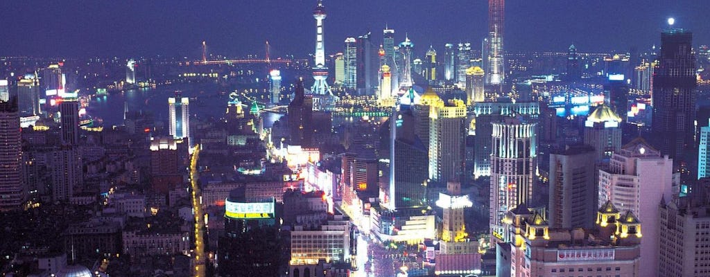 Luci della città serale e crociera sul fiume Huangpu