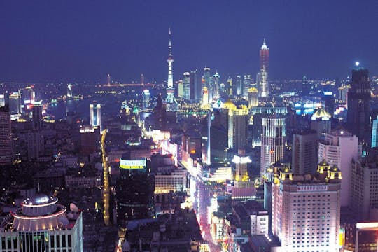 Luci della città serale e crociera sul fiume Huangpu