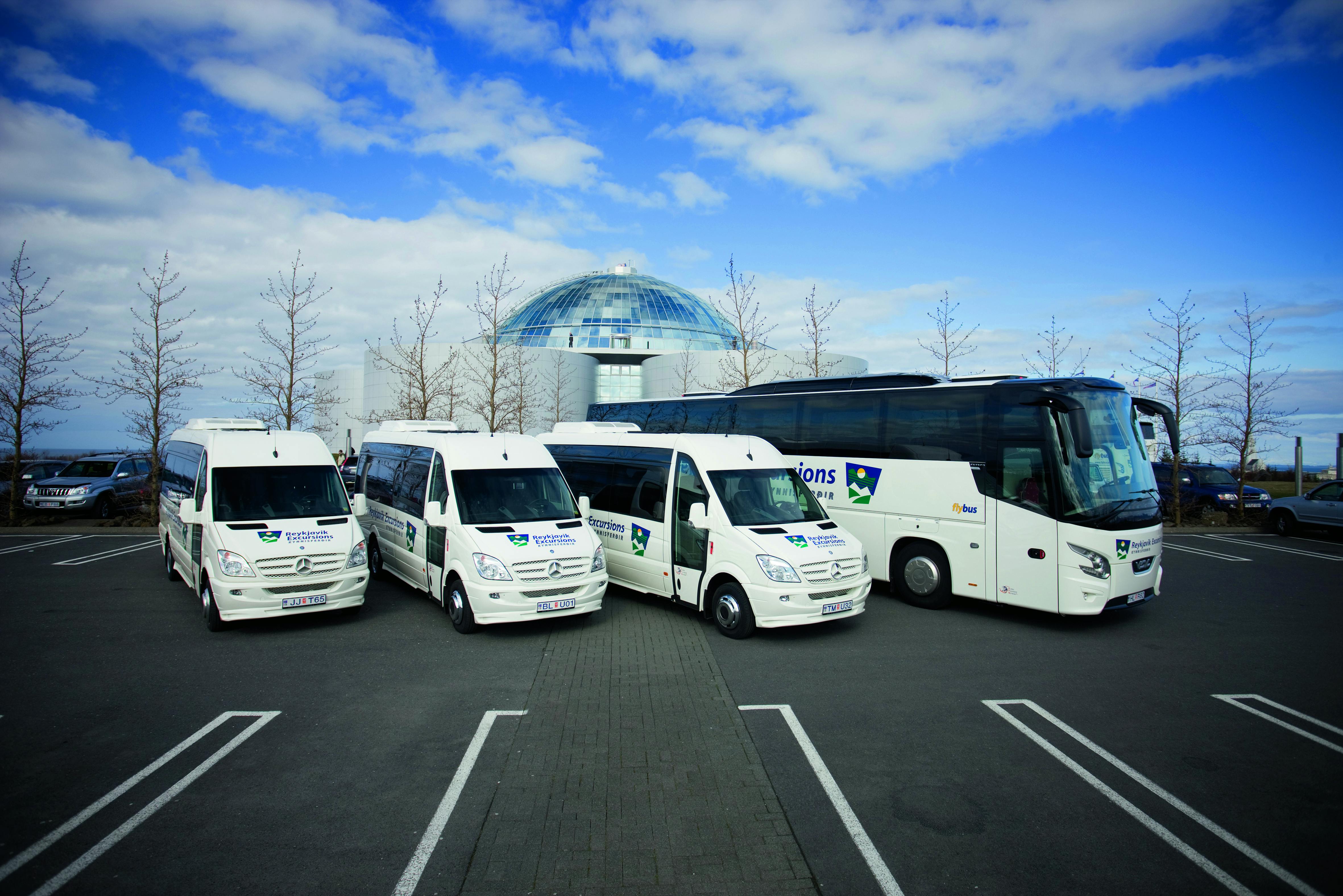 Ônibus do aeroporto do centro de Reykjavik para o Aeroporto Internacional de Keflavík