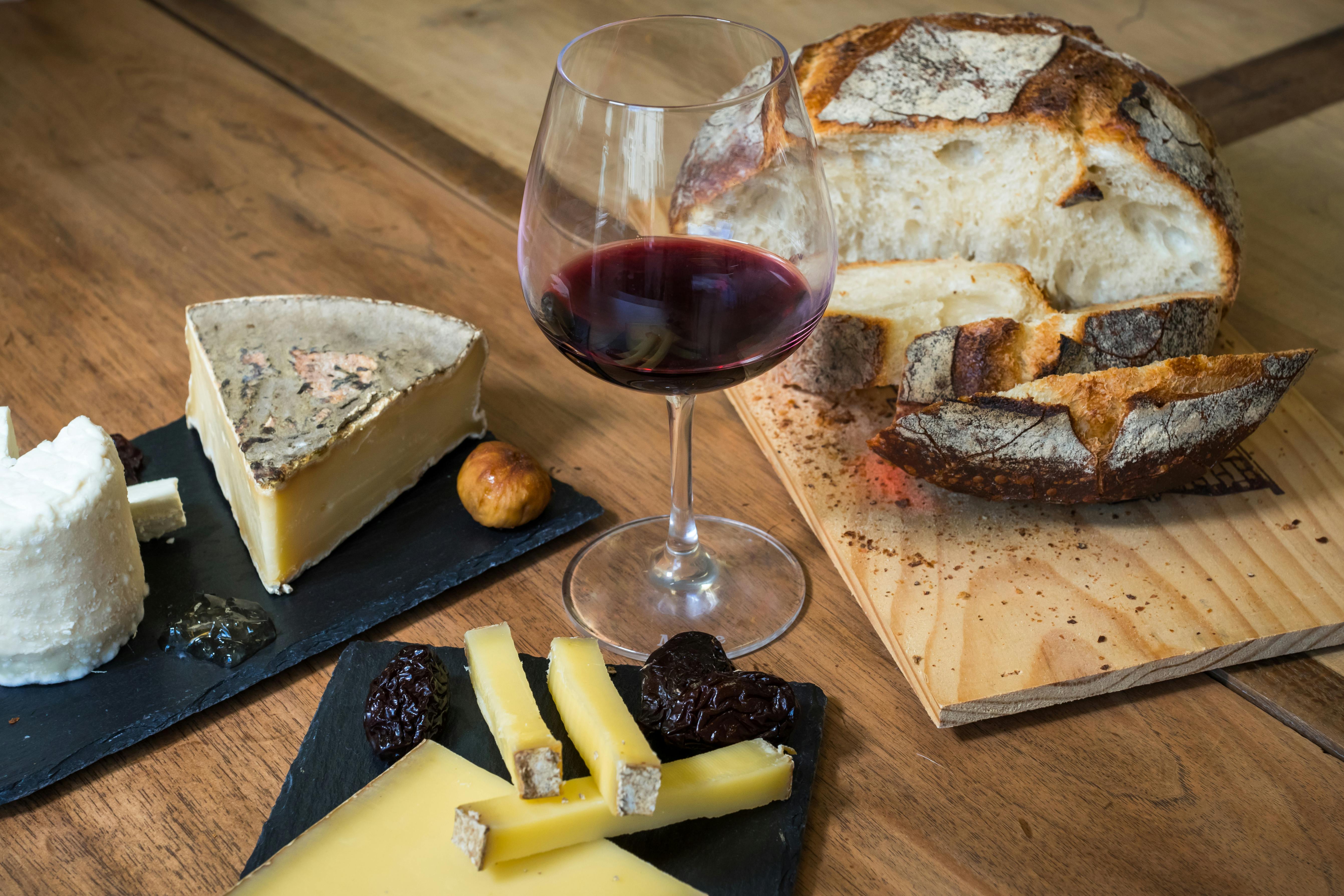 Verkostung von Bordeaux-Käse und Wein