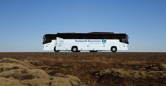 Ônibus do aeroporto saindo do Aeroporto Internacional de Keflavík para o centro de Reykjavik
