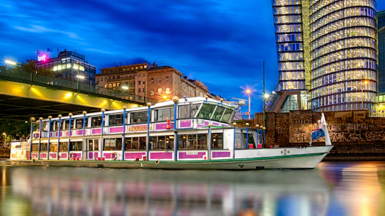 Evening dinner cruise with Viennese songs