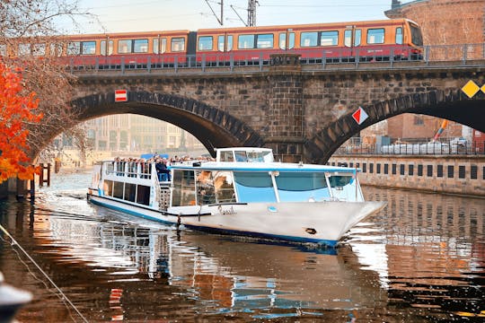 1-hour historical sightseeing cruise in Berlin