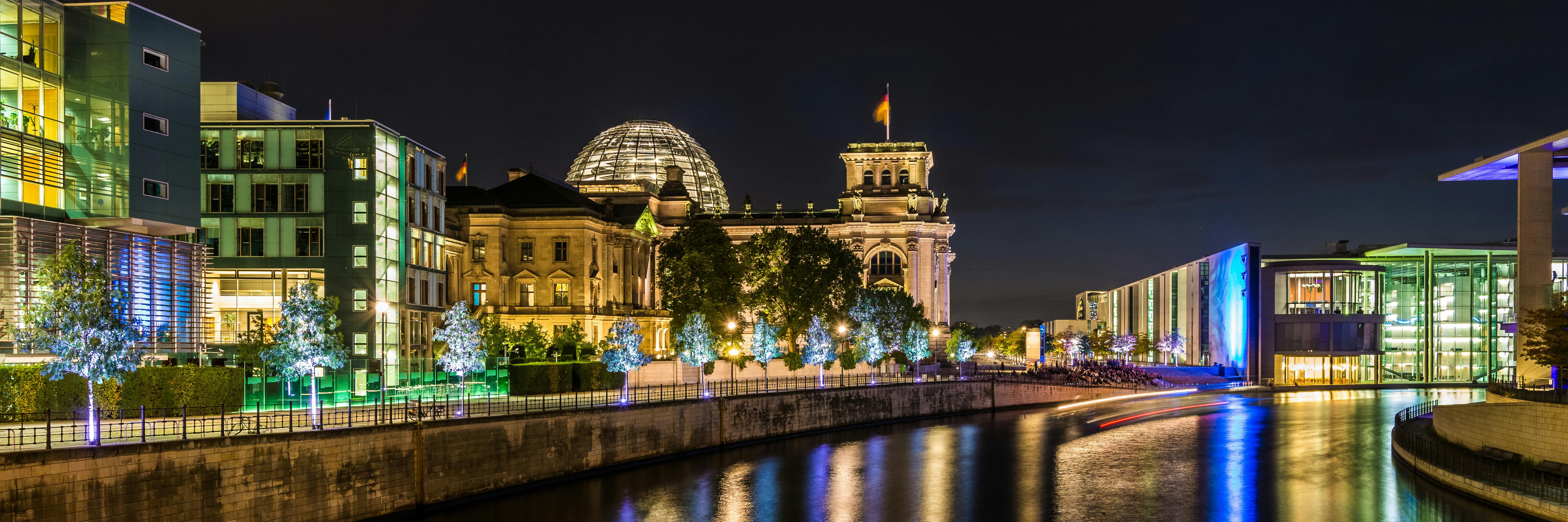 Berlin på bådrundfart om aftenen