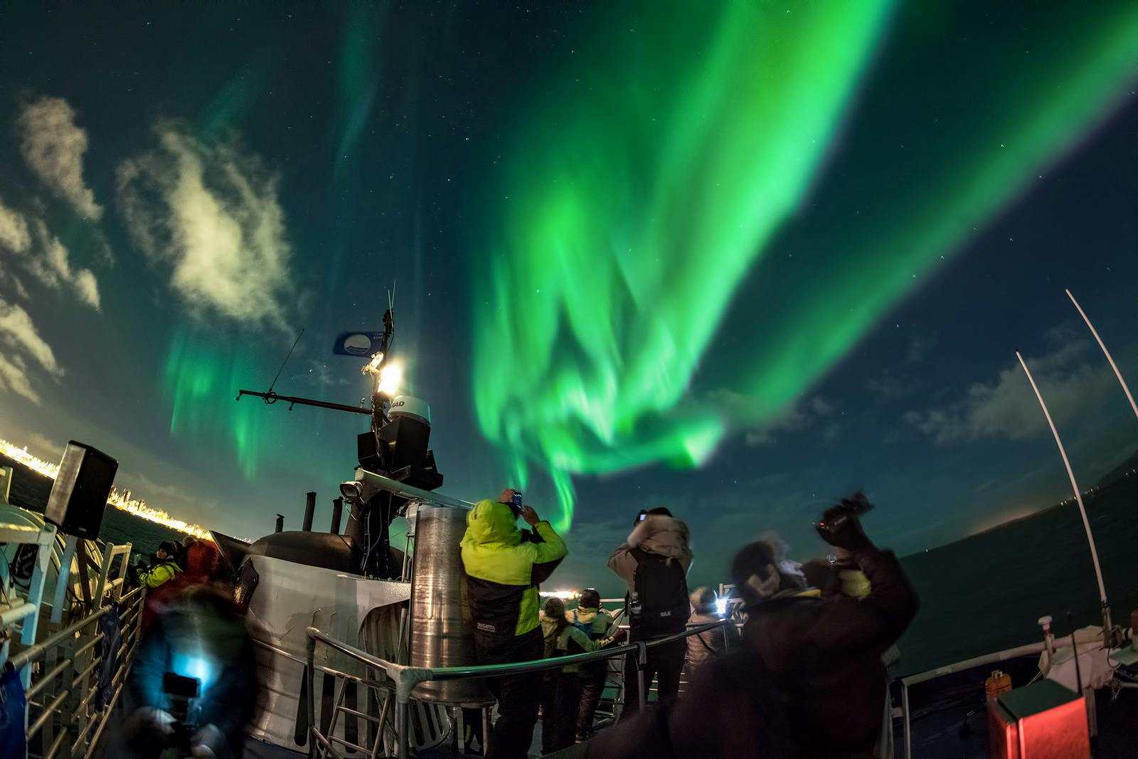 Auroras boreales en barco con actividad de reemplazo.