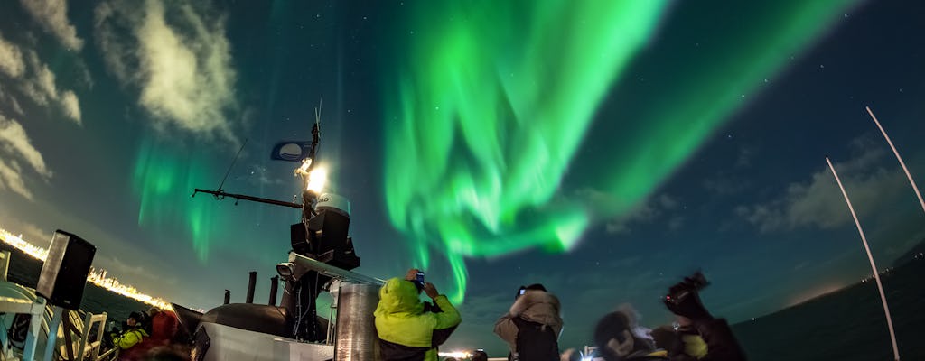 Auroras boreales en barco con actividad de reemplazo.