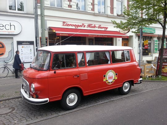 Stadtrundfahrt "Ost-Berlin Spezial" avec la mention Currywurst-Imbiss bei "Le Kult-Curry de Ziervogel", Enk von Konnopke im Prenzlauer Berg