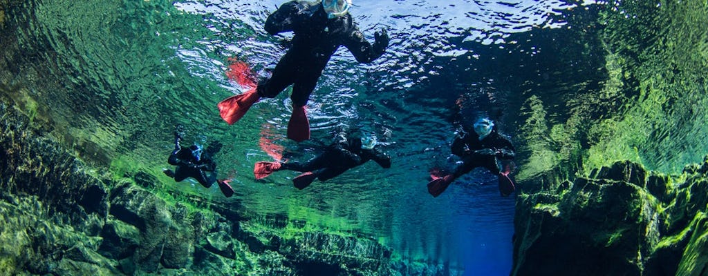 Dans le bleu plongée en apnée de Reykjavík