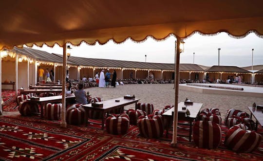 Woestijnsafari in de rode duinen inclusief BBQ-diner en Tanoura-dansvoorstelling in het Al Khayma kamp