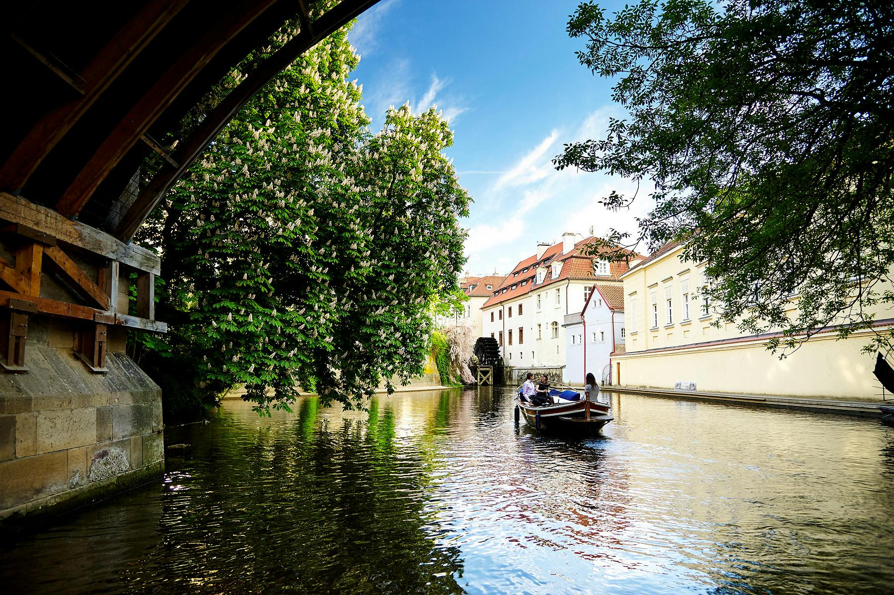 Bootsfahrt auf dem Čertovka-Kanal in Prag
