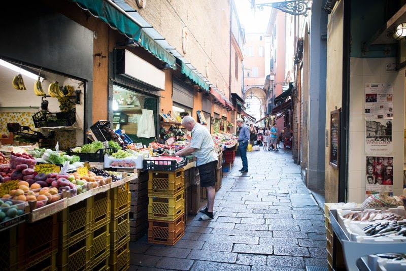 Markttour, Kochkurs und Mittag- oder Abendessen bei Cesarina in Bologna