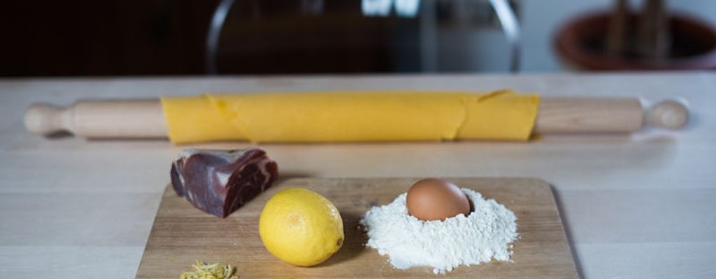 Visita al mercato, pranzo o cena a casa di una Cesarina con show cooking a Bologna