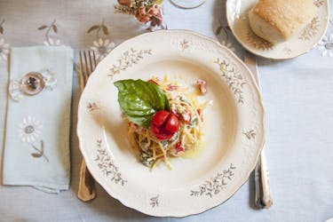Market tour, cooking class and lunch or dinner at a Cesarina’s home in Naples