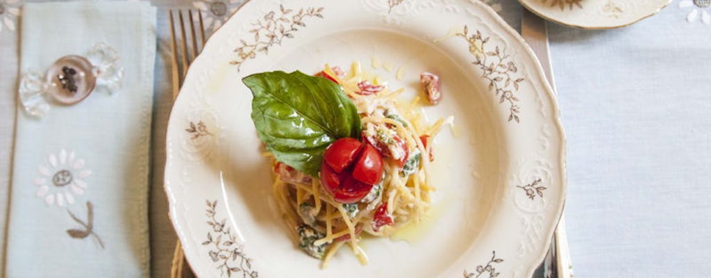 Visita al mercato, corso di cucina e pranzo o cena a casa di una Cesarina a Napoli