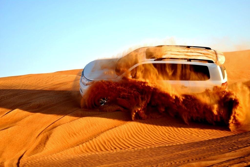 Aventura no deserto de Dubai com buggy, dune bashing e passeio de camelo