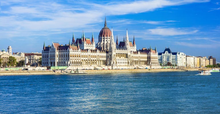 Excursão ao Parlamento em Budapeste com entrada no Museu de Navios de Guerra e cruzeiro no rio