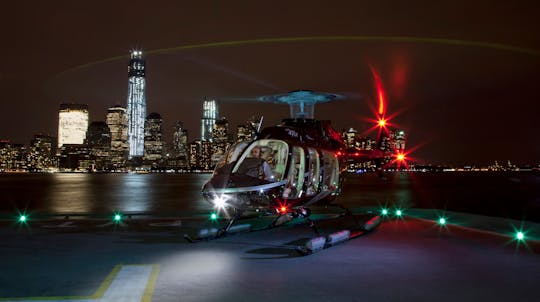 Lot helikopterem z New Jersey nad oświetlonym Nowym Jorkiem