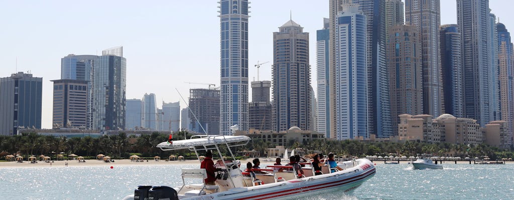 Visões da cidade de Dubai com cruzeiro e Dubai Frame