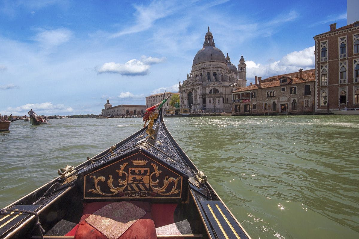 Private gondola ride and dinner in Venice