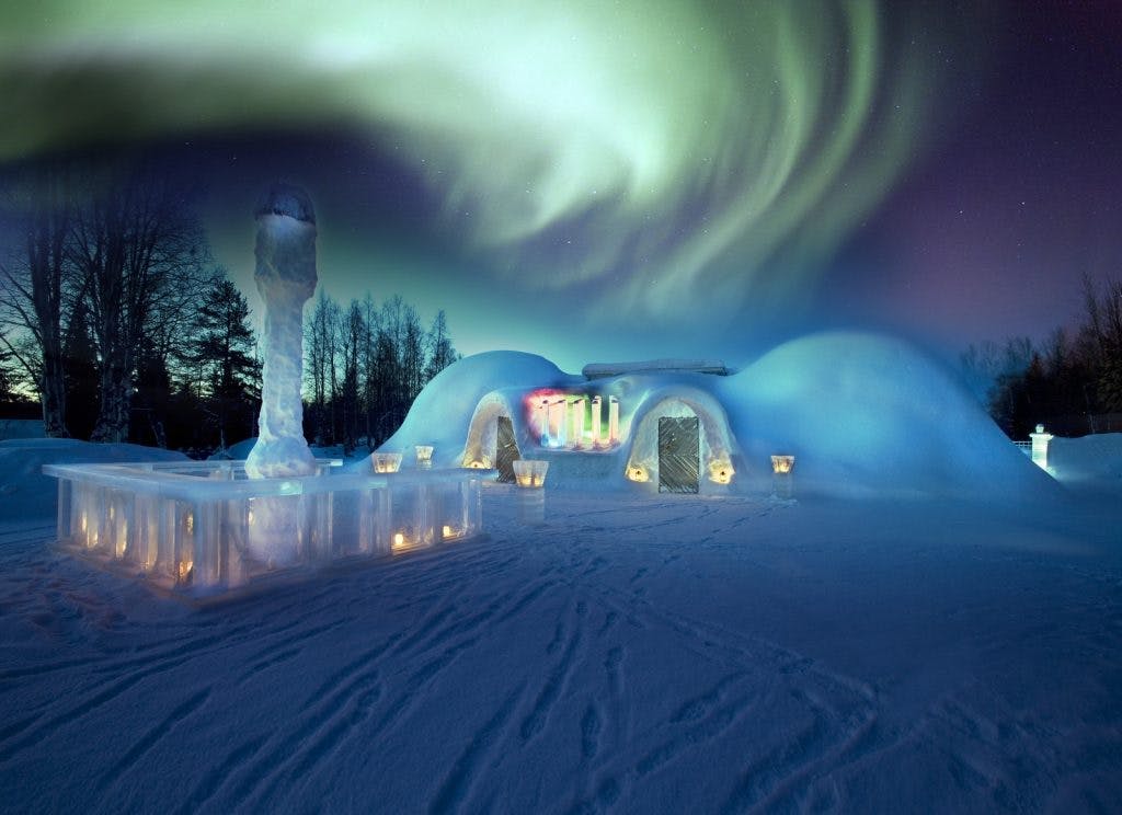 Castillo de nieve ártico con cena en un restaurante de hielo