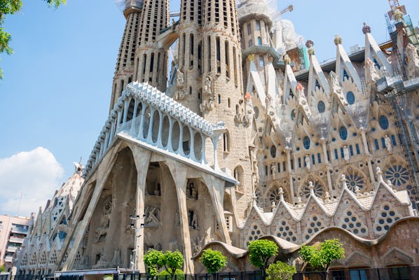 Monumentos de Gaudí e combo de compras  tour