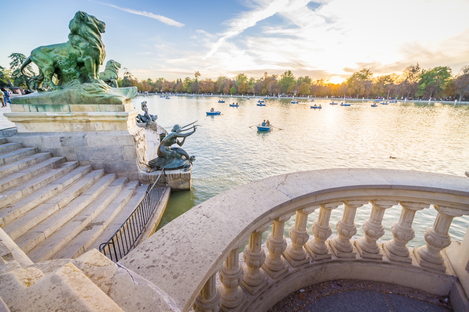 Boating at Retiro Park - where to rent a boat - Rent & Roll Madrid