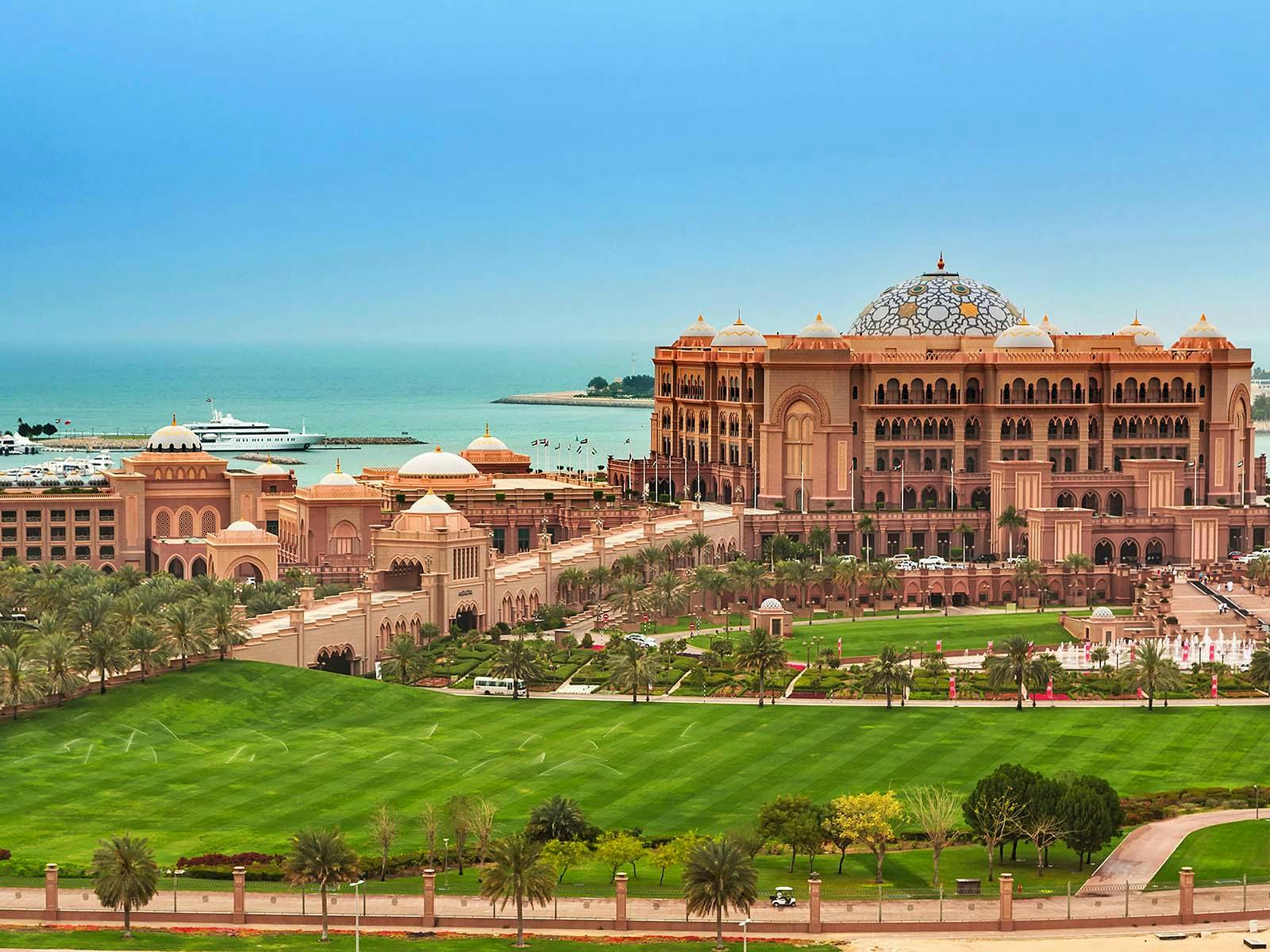 Palace tour. Emirates Palace Abu Dhabi 5. Абу Даби Махачкала. Вид на президентский дворец и Эмирейтс Пэлэс Абу Даби. Фото на фоне Эмирейтс Пэлэс.