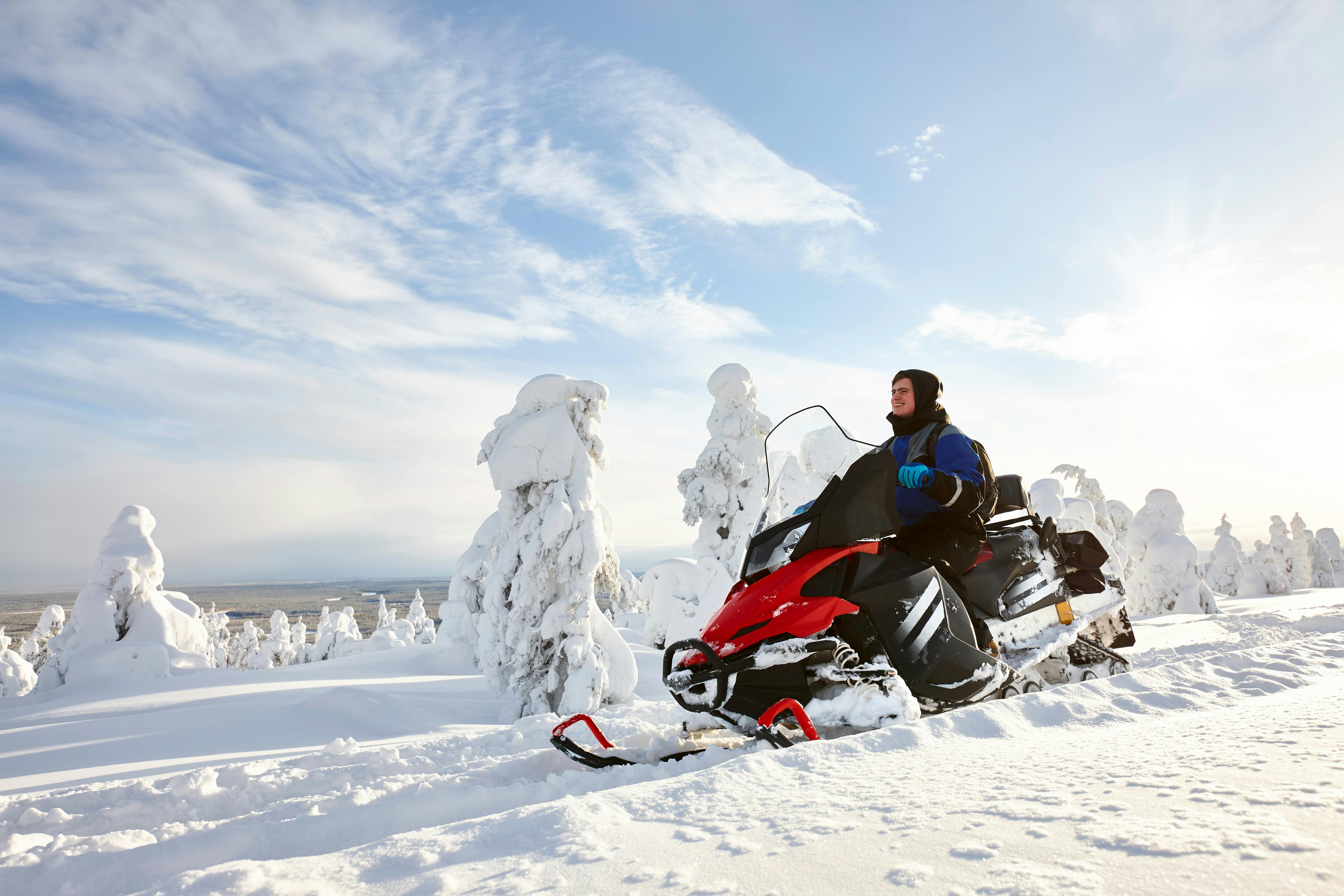 Safari en moto de nieve de día completo en el bosque del Círculo Polar Ártico