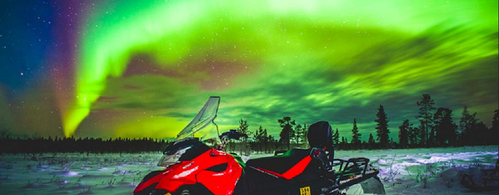 Viaje fotográfico en moto de nieve con la aurora