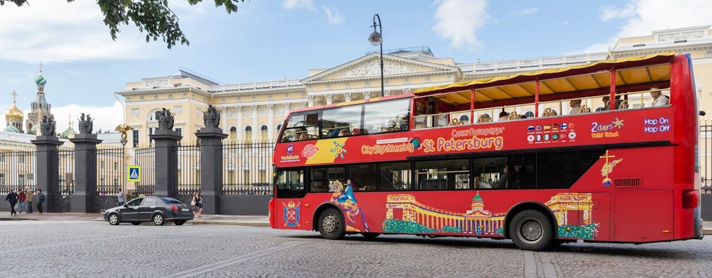 Tour hop-on hop-off em ônibus da City Sightseeing pela cidade de São Petersburgo com opção de barco
