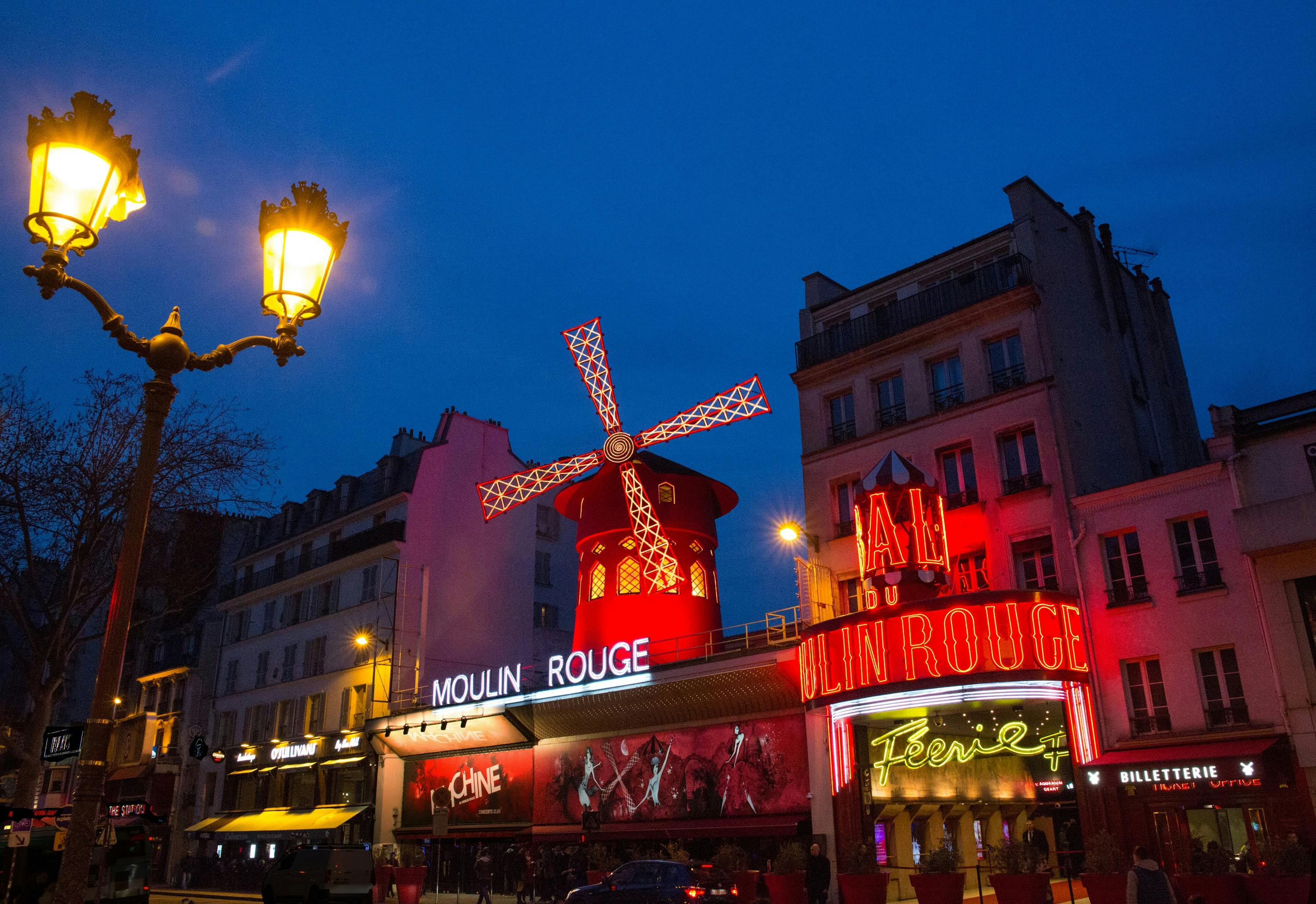 Paris bei Nachtbeleuchtung und Moulin Rouge Show