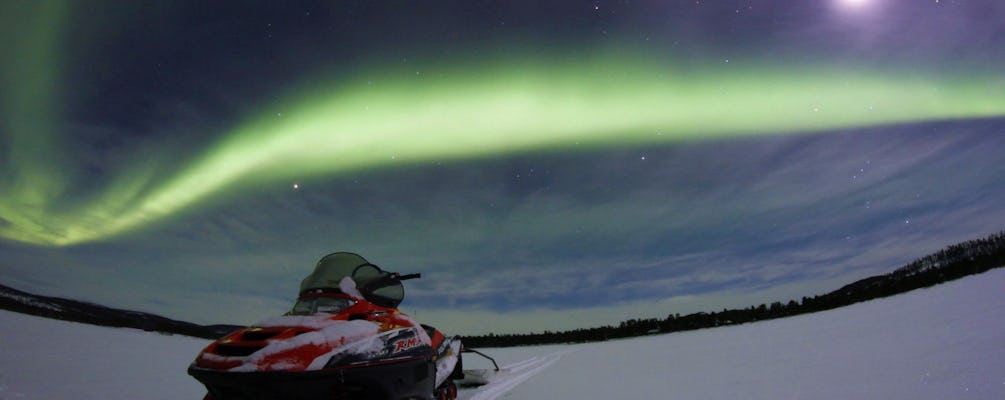 Caccia all'aurora boreale in motoslitta