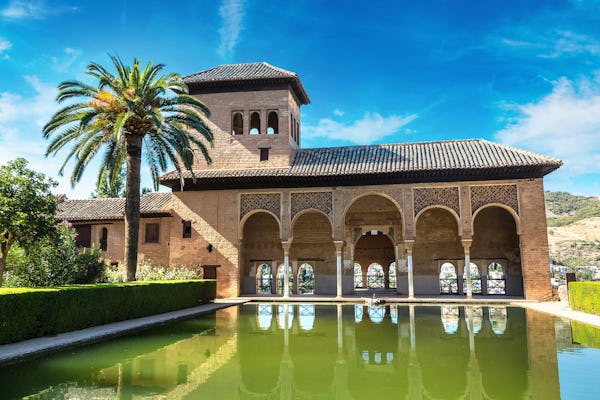 Tour guidato pomeridiano dell'Alhambra con biglietti salta fila e trasporto opzionale