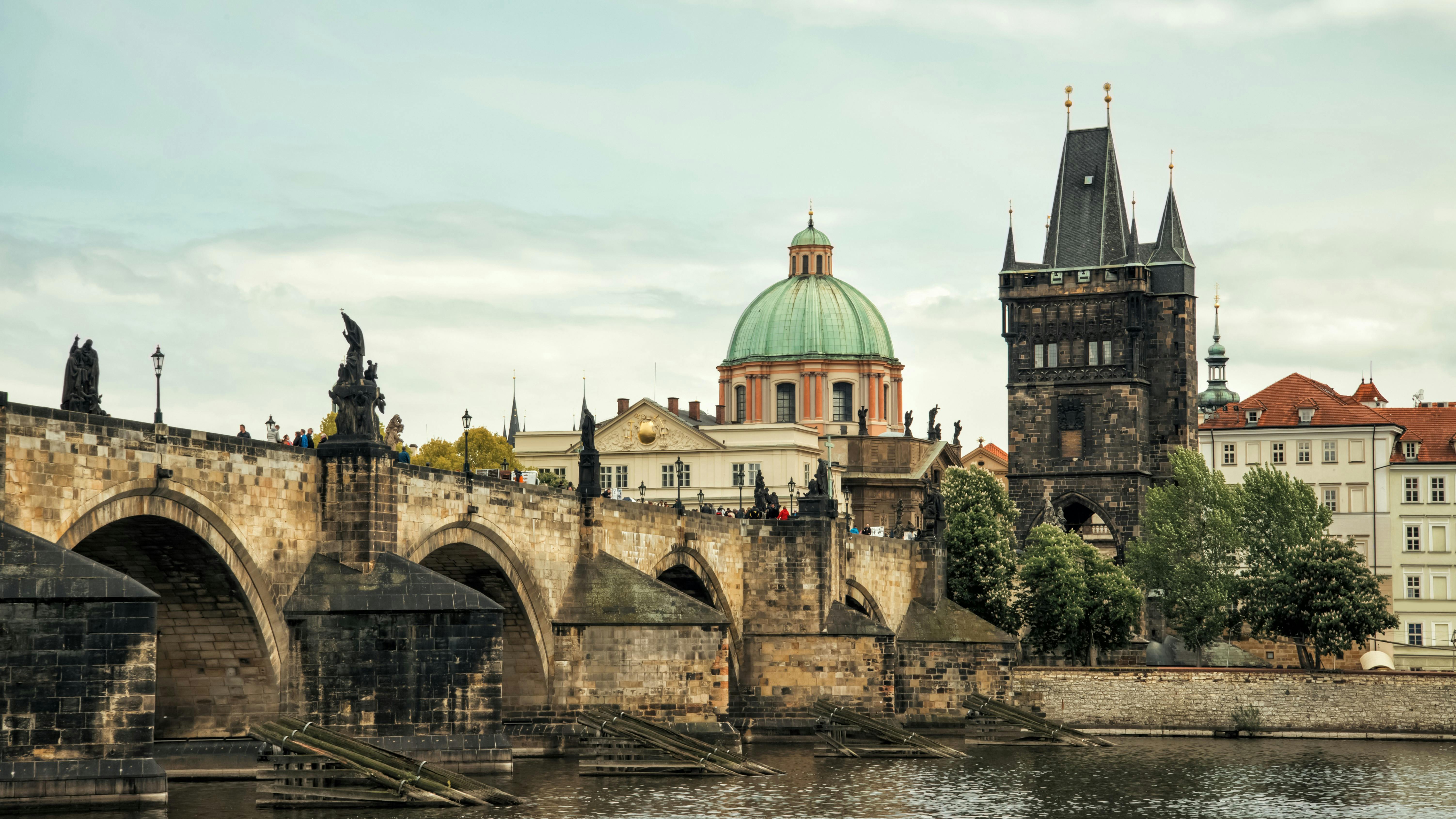 Tour de 6 horas por Praga con crucero por el río y almuerzo