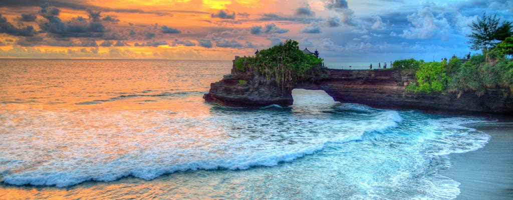 Pôr do sol no templo de Tanah Lot com opção de spa