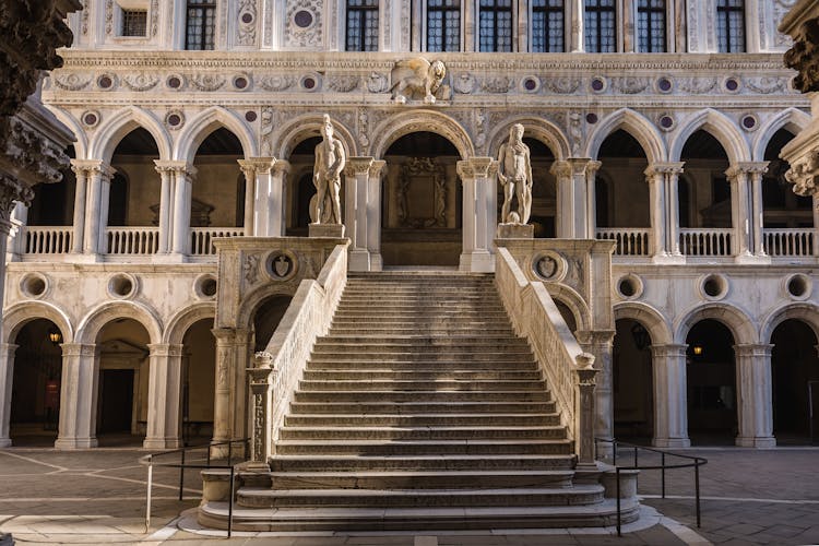 Venice walking tour with Doge's Palace and Golden basilica
