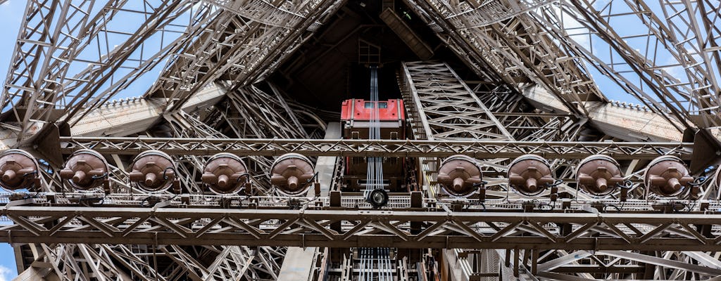 Visite guidée de la tour Eiffel avec des jumelles