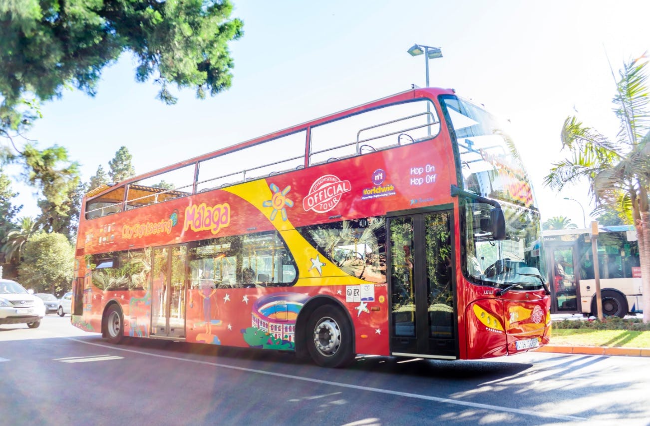 Stadtrundfahrt mit Hop-on-Hop-off-Bus durch Málaga mit interaktivem Musikmuseum (MIMMA)