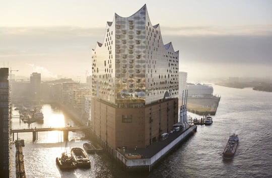 Elbphilharmonie premium tour with Franzbrötchen and coffee