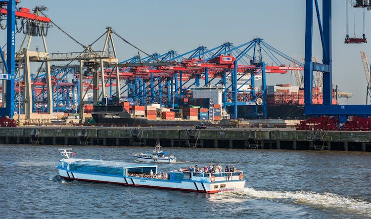 Port of Hamburg 2-hour cruise with live commentary by Rainer Abicht Elbreederei
