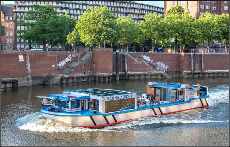 Port of Hamburg 2-hour cruise with live commentary by Rainer Abicht Elbreederei