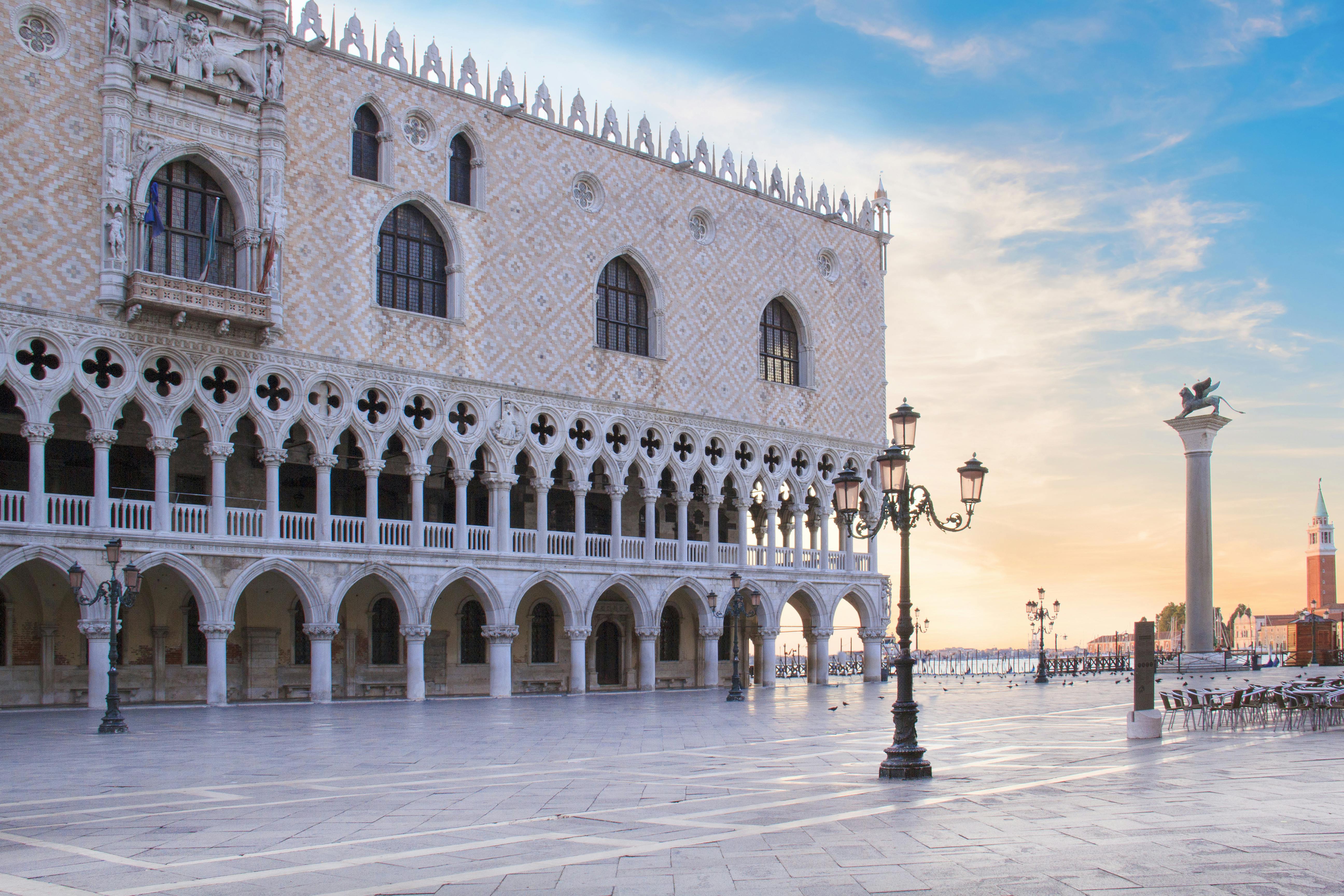 Walking tour of Venice with old Royal Palace and skip the line tickets