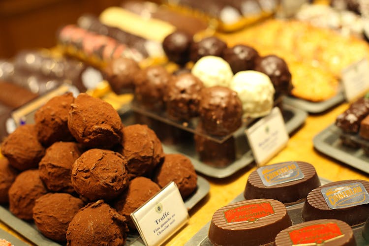 Chocolate, pastries and macaron tasting tour in Paris